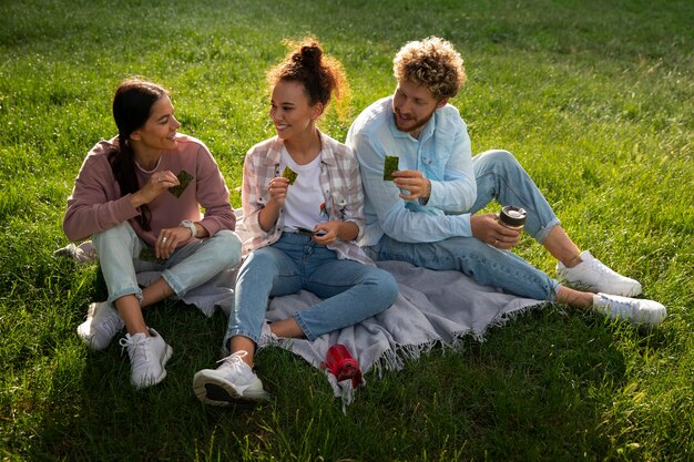 海苔スナックを食べる友達のフルショット