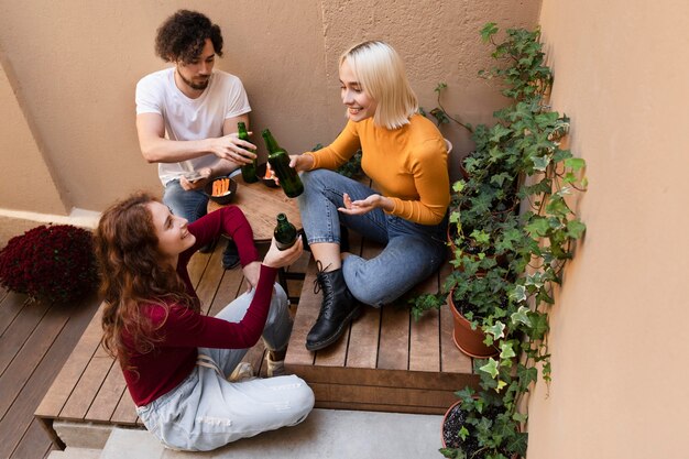 Full shot friends hanging out