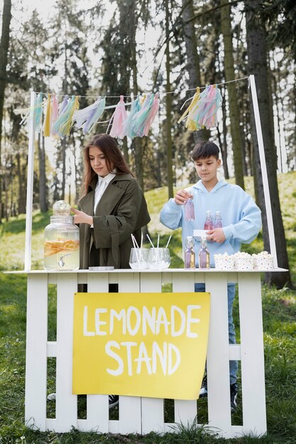 Free photo full shot friends making lemonade