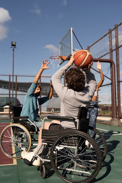 Free photo full shot friends playing basketball