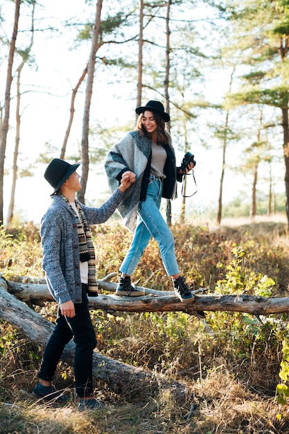 Foto gratuita amici della foto a figura intera che camminano nel parco