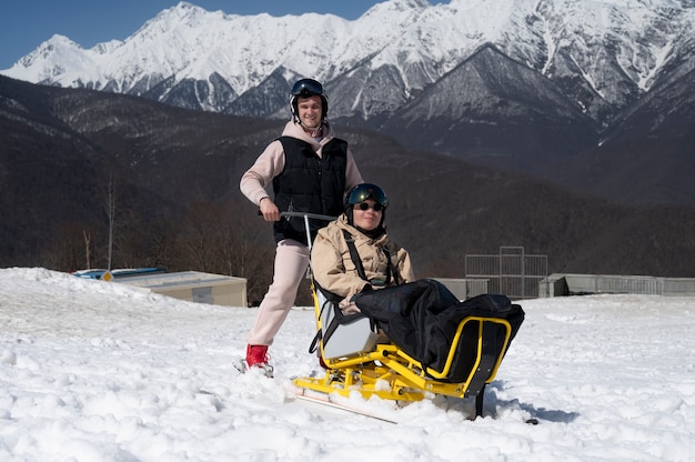 屋外でヘルメットをかぶっているフルショットの友達