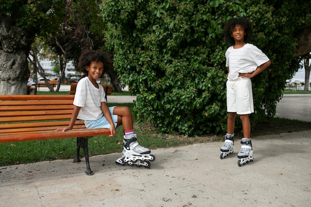 Free photo full shot friends wearing roller skates