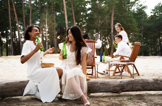 Free photo full shot friends wearing white clothes