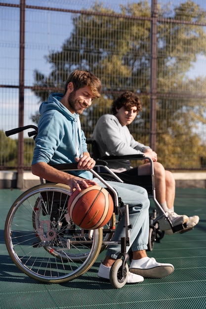Полный снимок друзей в инвалидной коляске