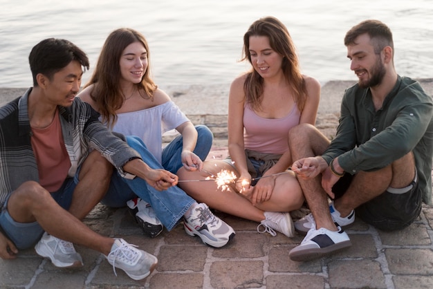 Amici del colpo pieno con fuochi d'artificio