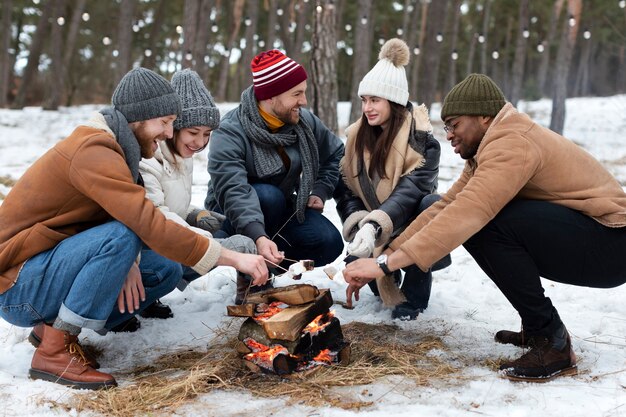 Amici a tutto campo con marshmallow di fuoco