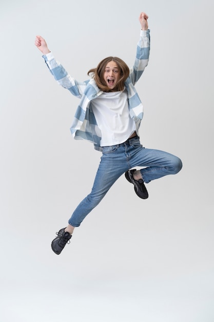 Foto gratuita salto adolescenziale divertente a tutto campo