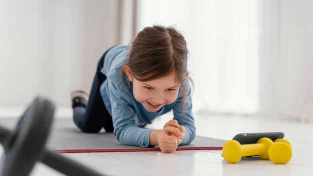 フルショットの女の子の運動