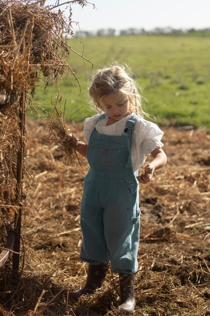 농장에서 풀 샷된 소녀