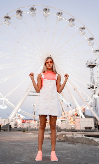 Ragazza del colpo pieno al luna park