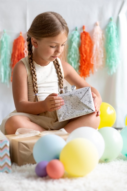 Free photo full shot girl holding gift