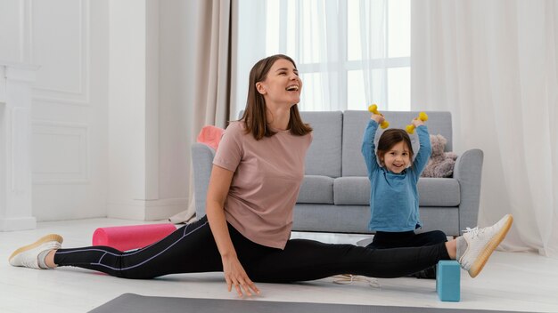 フルショットの女の子と母親のトレーニング