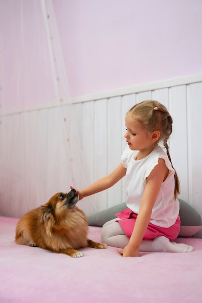 犬と遊ぶフルショットの女の子