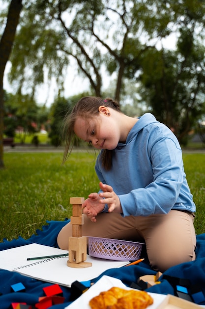 Free photo full shot girl playing with wooden toys