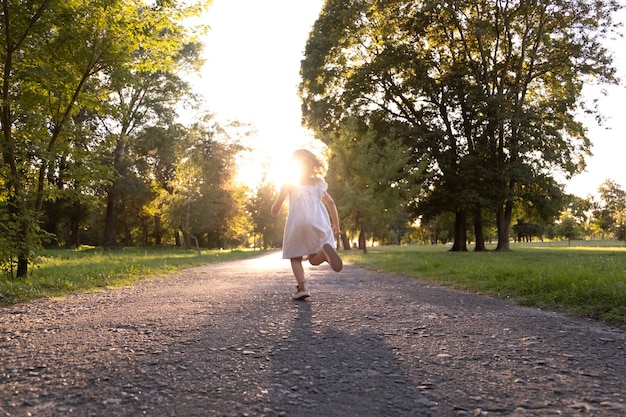 Foto gratuita ragazza del colpo pieno che corre all'aperto