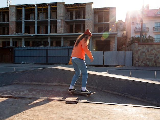 屋外でスケートをするフルショットの女の子