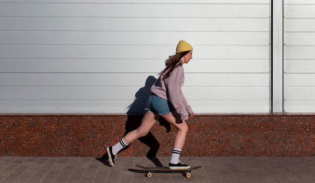 外でスケートをするフルショットの女の子