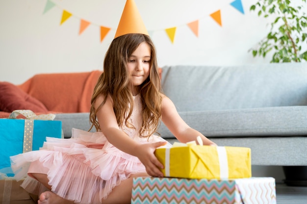 Foto gratuita ragazza a tutto campo che prende un regalo