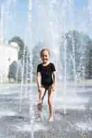 Free photo full shot of girl at water fountain