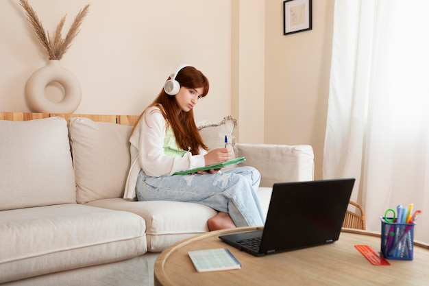 Free photo full shot girl wearing headphones