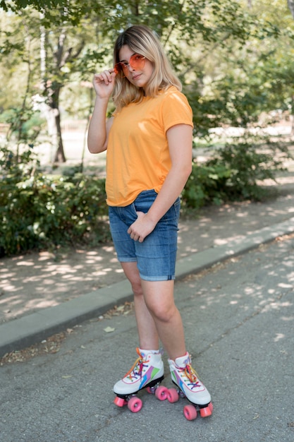 Free photo full shot girl wearing roller skates