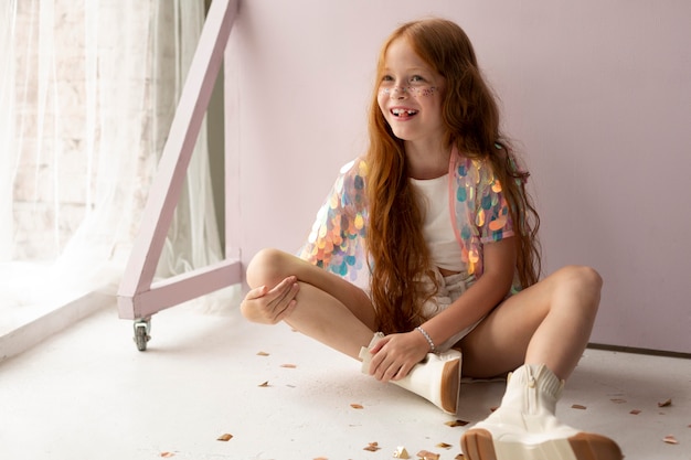 Foto gratuita ragazza a tutto campo con i capelli rossi in posa