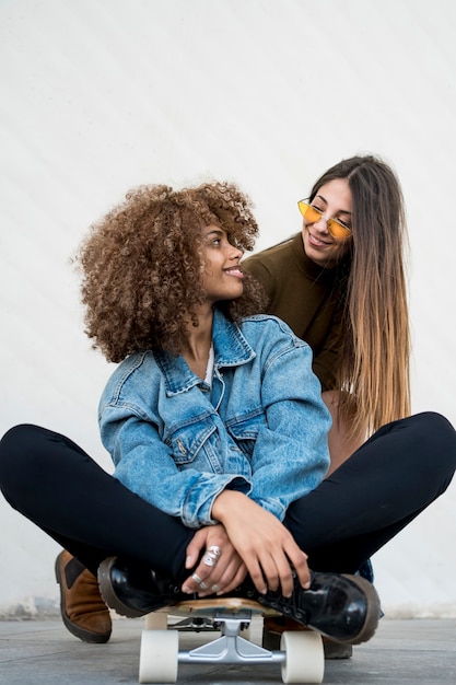 Foto gratuita ragazze a tutto campo che si divertono con lo skate