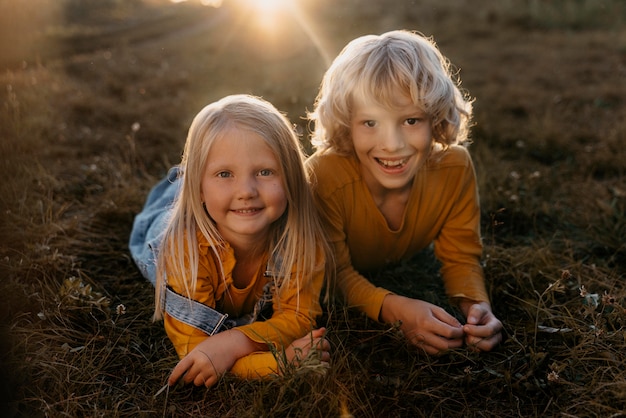 Bambini felici a tutto campo sull'erba