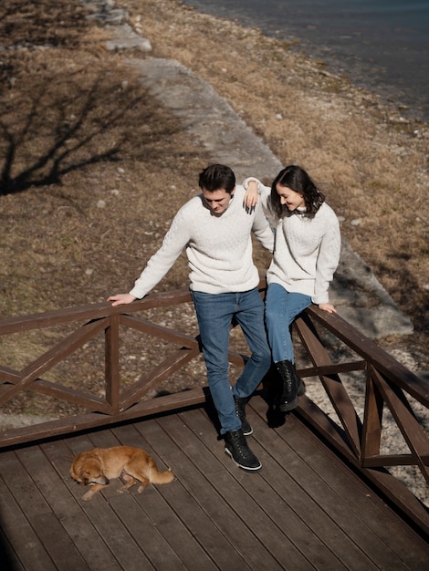 Foto gratuita coppia felice a tutto campo e cane carino