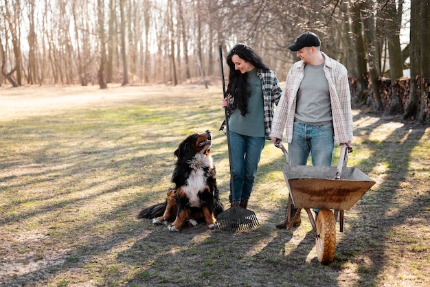 Free photo full shot happy couple with dog