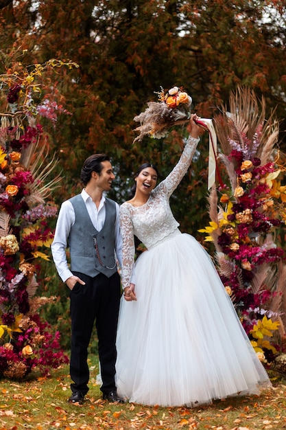 Full shot happy couple with flowers