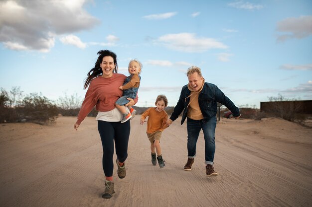 アメリカの砂漠でフルショットの幸せな家族