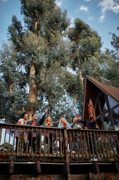 Foto gratuita famiglia felice a tutto campo che festeggia