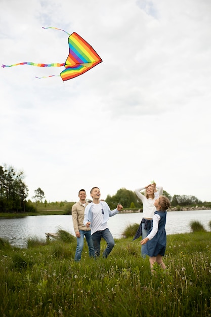 外で凧を飛んでフルショット幸せな家族