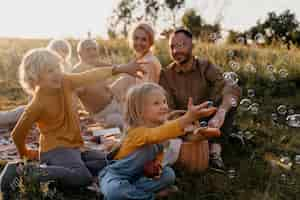 Foto gratuita famiglia felice a tutto campo all'aperto