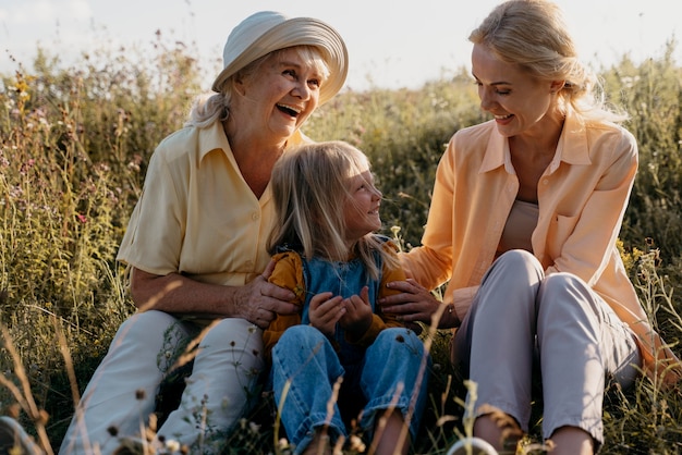 Foto gratuita famiglia felice a tutto campo fuori