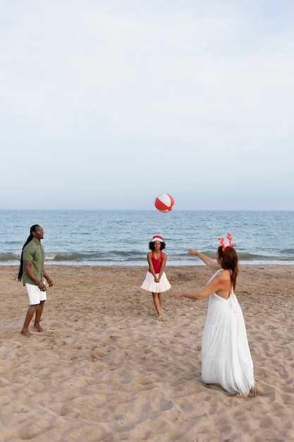 Бесплатное фото Полный выстрел счастливая семья играет с мячом