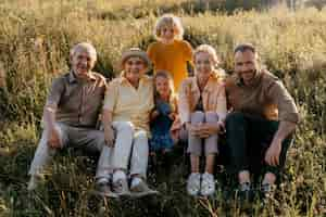 Foto gratuita famiglia felice a tutto campo che posa insieme