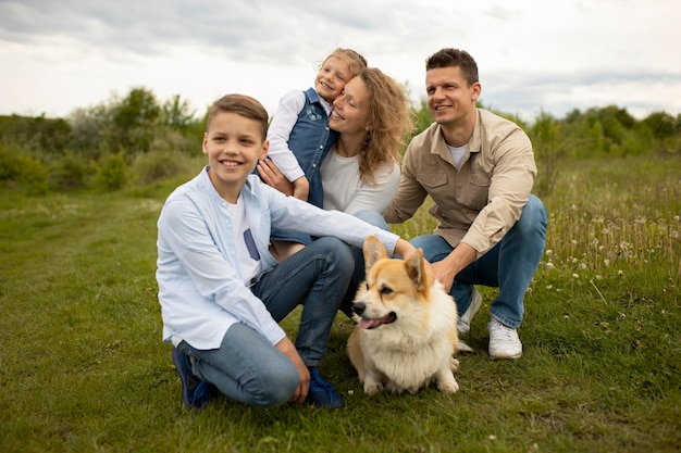 사랑스러운 강아지와 함께 전체 샷 행복한 가족