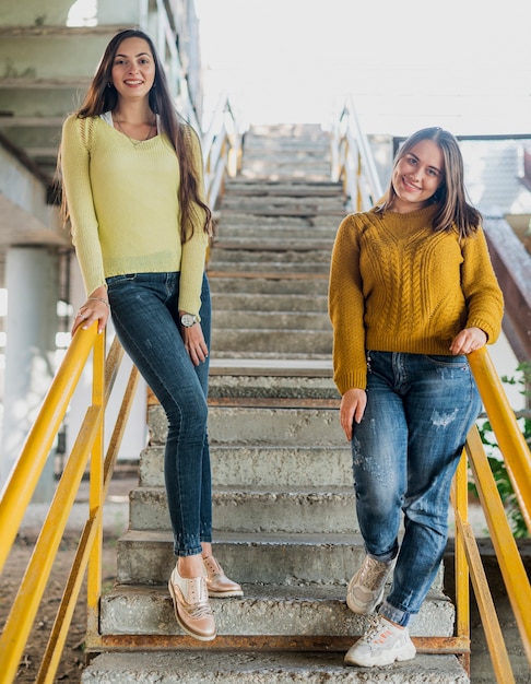 Free photo full shot happy friends on the stairs