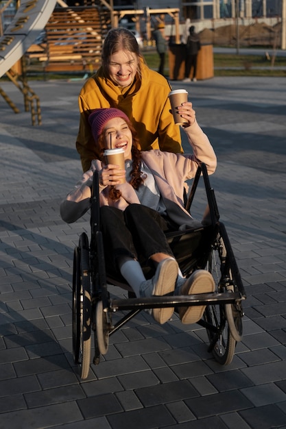 コーヒーカップでフルショットの幸せな友達