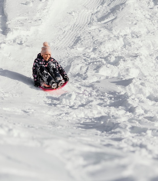 Полный снимок счастливая девушка в снегу на открытом воздухе