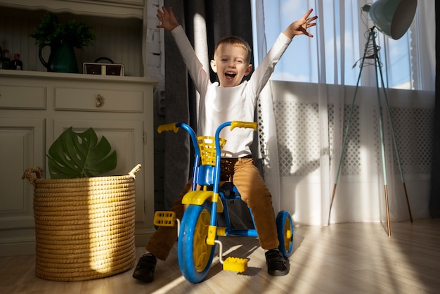 세발 자전거에 전체 샷 행복 한 아이
