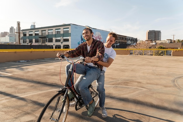 Полный снимок счастливых мужчин, езда на велосипеде