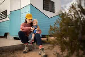 Free photo full shot happy mother and kid outdoors