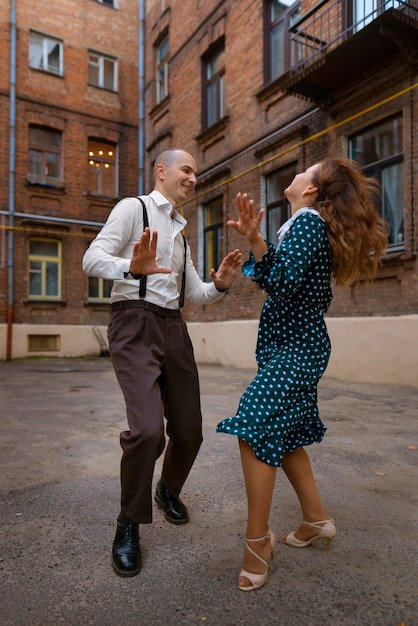 Полный кадр счастливые люди танцуют вместе