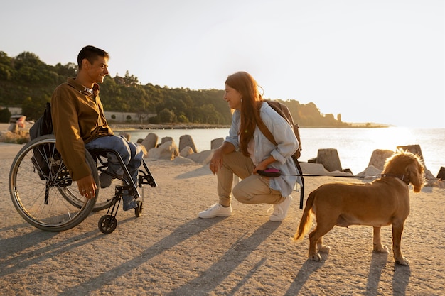 Persone felici a tutto campo con il cane