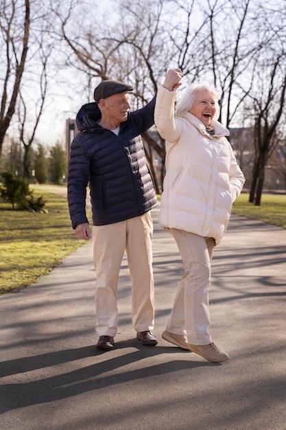 Free photo full shot happy senior people holding hands