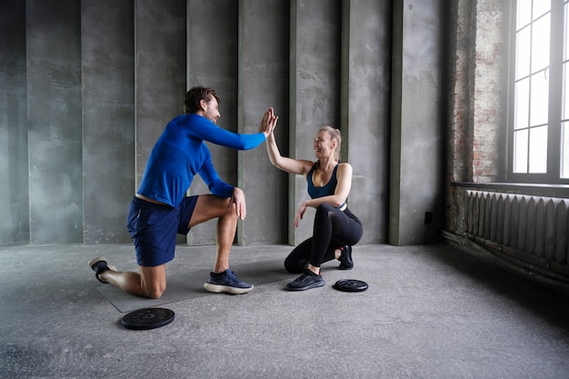 Foto gratuita persone sportive felici a tutto campo che si esercitano